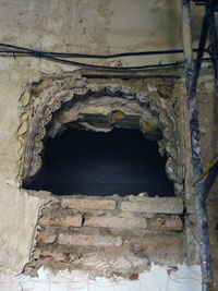 Arco angrelado de yesería en la galería meridional del claustro de Santa Clara antes de la intervención arqueológica y restauradora