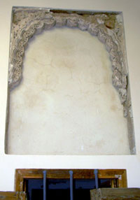 Arco angrelado de yesería en la galería meridional del claustro de Santa Clara después de la intervención arqueológica y restauradora