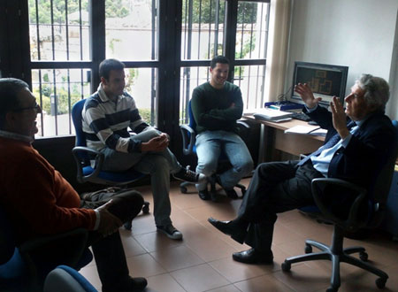 El prof. Rafael Manzano impartiendo una lección informal durante una visita al LAAC