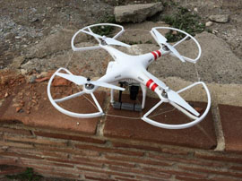 Cuadricóptero con cámara adaptada para la toma de fotografías