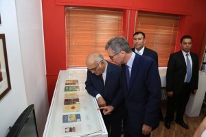Imágenes del acto oficial y de la exposición en las que aparece el Príncipe Hassan de Jordania junto con el Embajador de España en Jordania, D. Santiago Cabanas Ansorena.