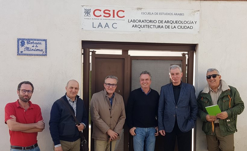    De izquierda a derecha Maurizio Toscano, José Luis Simón, Javier López, Pedro Jiménez, Antonio Selva y Julio Navarro, en la puerta del LAAC